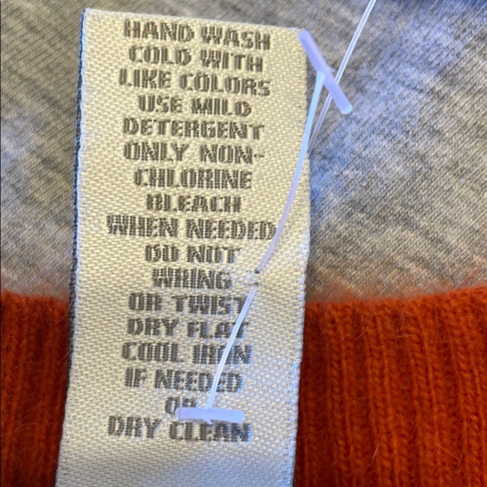 NWOT Tweeds V-Neck Sweater 🍂🍁 - Picture 5 of 5